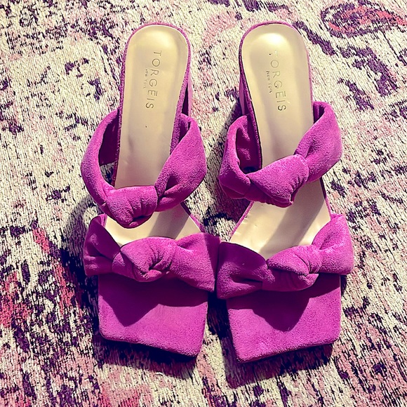 Torgeis New York Velvet/Suede Knotted Slides - Picture 2 of 7